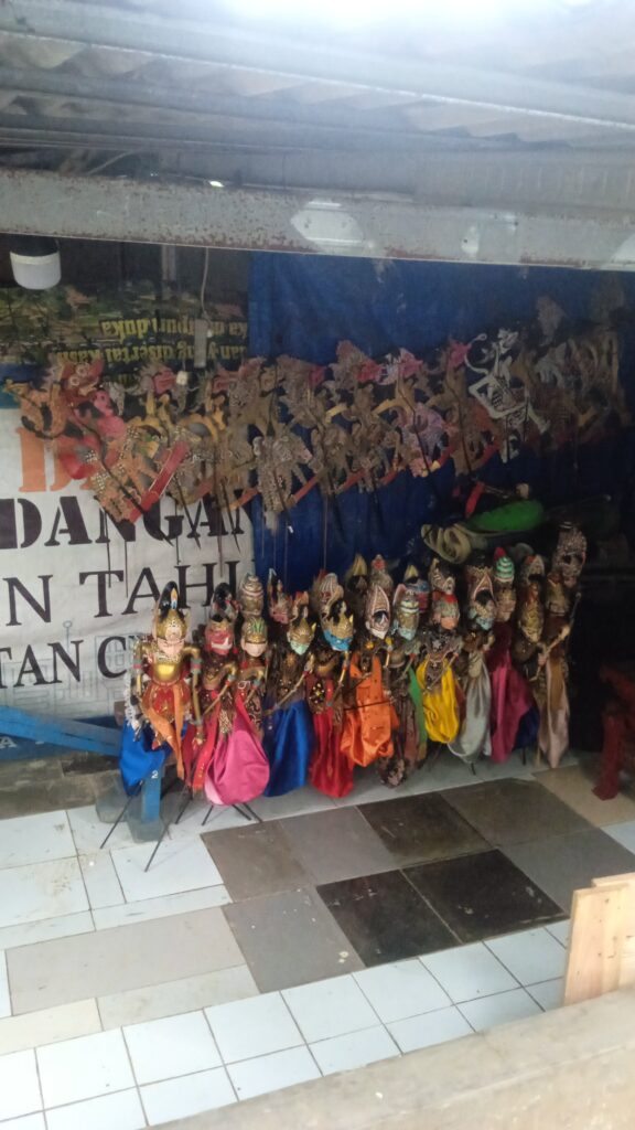 wayang yang dipajang di Sanggar Giri Wijaya, Pamulang, Tangerang Selatan
