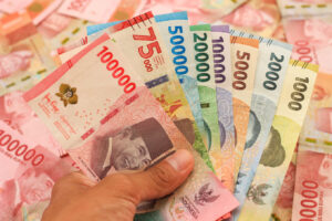 Rupiah Tersungkur ke 17.320 Per Dolar, Pasar Dibayangi Inflasi dan Konflik Timur Tengah
