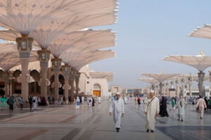 Panas Ekstrem di Madinah, Dokter Ingatkan Jemaah Bahaya Jalan Nyeker di Masjid Nabawi