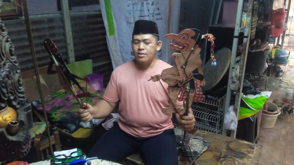 Dalang Ade pemilik Sanggar Wayang Kulit Betawi Giri Wijaya, Pamulang, Tangerang Selatan Banten