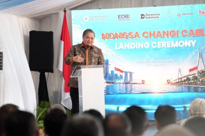 Menteri Koordinator Bidang Perekonomian Airlangga Hartarto menghadiri peresmian pendaratan Sistem Kabel Bawah Laut Nongsa–Changi di Batam.