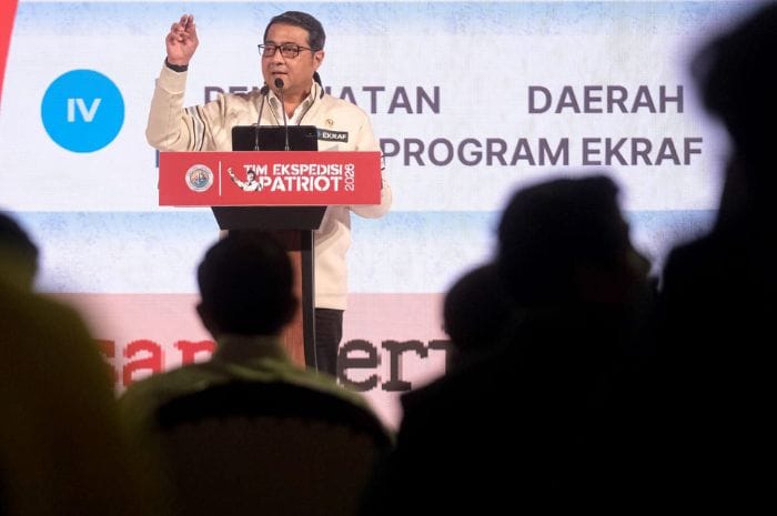 Menteri Ekonomi Kreatif Teuku Riefky Harsya melepas Tim Ekspedisi Patriot 2026 di Jakarta.