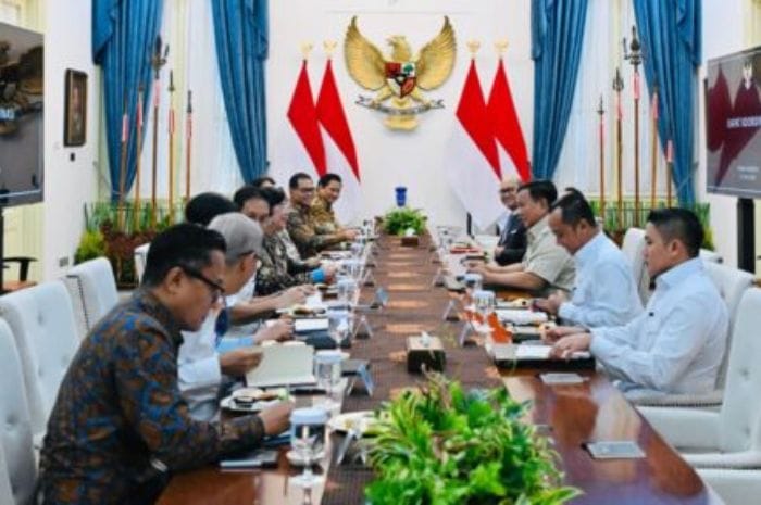 Presiden Prabowo Subianto memimpin rapat Komite Stabilitas Sistem Keuangan (KSSK) di Istana Merdeka bersama pimpinan BI, OJK, LPS, dan Kementerian Keuangan.