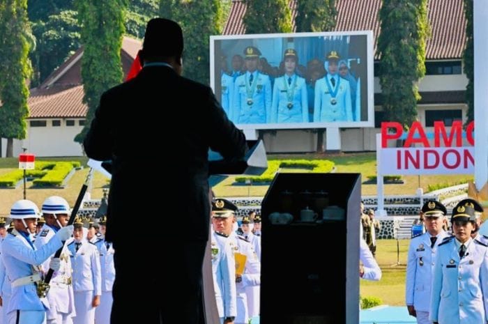 Presiden Prabowo Subianto melantik Pamong Praja Muda Angkatan XXXIII IPDN Tahun 2026 di Sumedang.