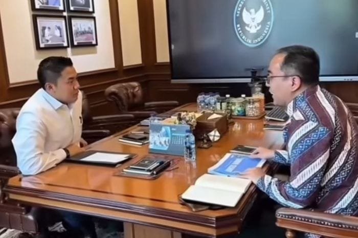 Sekretaris Kabinet Teddy Indra Wijaya berdiskusi dengan Menteri Pendidikan Tinggi, Sains, dan Teknologi Brian Yuliarto mengenai penguatan Program Beasiswa Garuda di Kantor Sekretariat Kabinet, Jakarta.