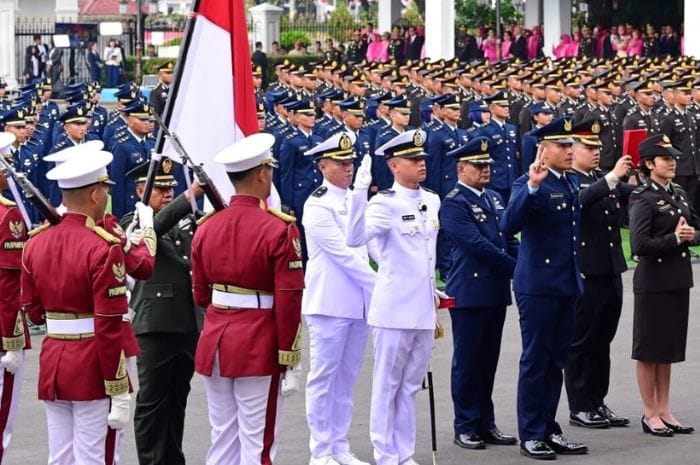 Presiden Prabowo Subianto memberikan amanat kepada perwira remaja TNI dan Polri pada Upacara Prasetya Perwira (Praspa) 2026 di Istana Merdeka, Jakarta.