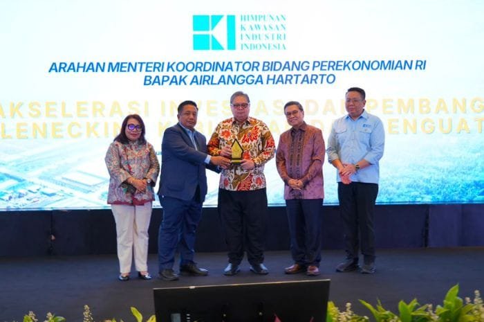 Menko Perekonomian Airlangga Hartarto menyampaikan kawasan industri menjadi penggerak investasi dan pertumbuhan ekonomi nasional.