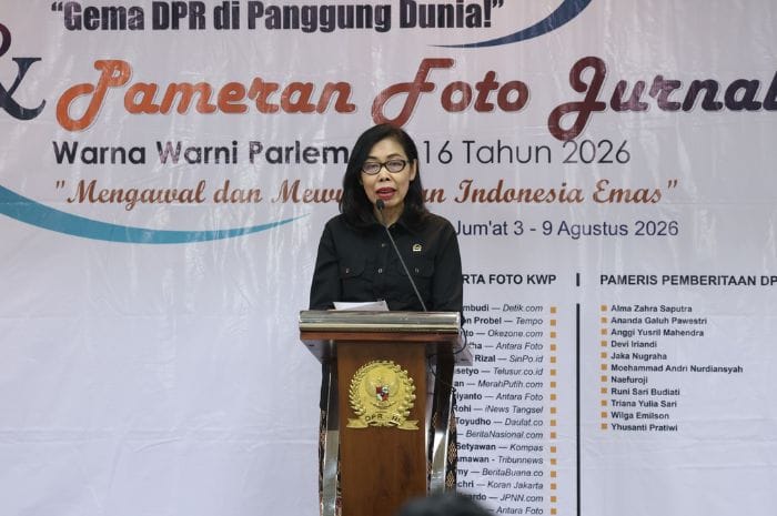 Plt Sekretaris Jenderal DPR RI Suprihartini membuka Pameran Foto Jurnalistik Warna-Warni Parlemen ke-16 di Kompleks Parlemen.