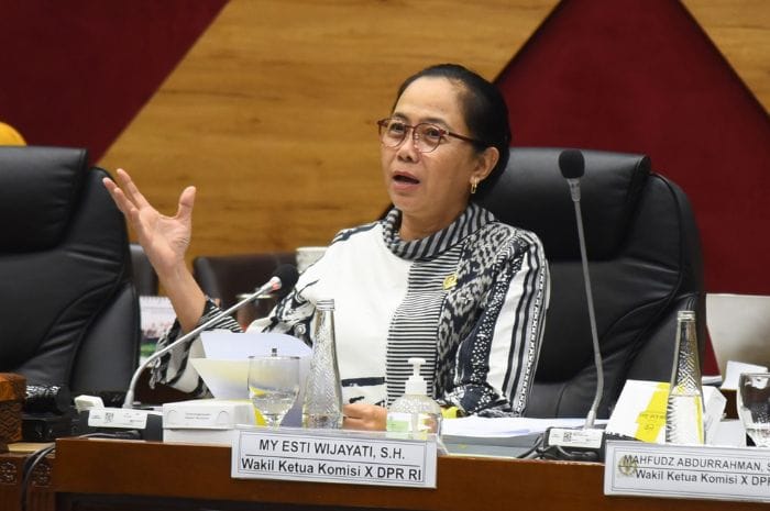 Wakil Ketua Komisi X DPR RI Esti Wijayati meminta pemerintah menindaklanjuti Putusan MK tentang pemisahan anggaran MBG dari anggaran pendidikan.