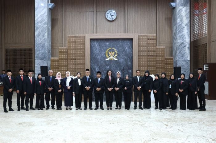 Plt Sekretaris Jenderal DPR RI Suprihartini menyampaikan sambutan saat pelantikan pejabat pengawas dan pejabat fungsional di lingkungan Setjen DPR RI.