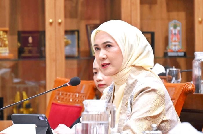 Anggota Komisi X DPR RI Lita Machfud Arifin menjenguk korban begal pelajar di RS Bari Palembang.