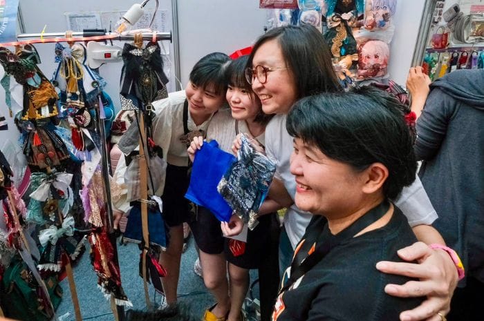Wakil Menteri Ekonomi Kreatif Irene Umar meninjau HoYo FEST 2026 di Jakarta.