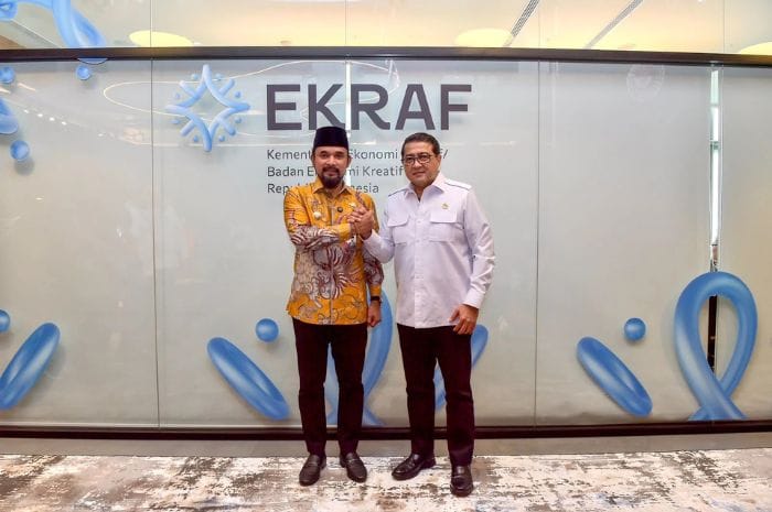 Menteri Ekonomi Kreatif Teuku Riefky Harsya menerima audiensi Bupati Aceh Timur membahas pengembangan anyaman tikar sebagai ikon ekonomi kreatif.