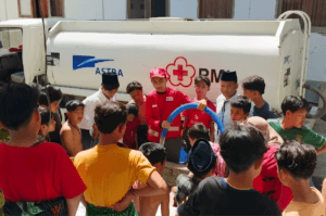 Kemarau, PMI Suplai Air Bersih ke 3 Pesantren di Pamekasan