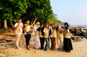 Air Minum Alami di Tepi Pantai Tanjung Gading, Mahasiswa KKN UML Bantu Publikasi Digital
