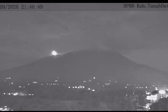 Erupsi Gunung Marapi dengan kolom abu pada 26 September 2026