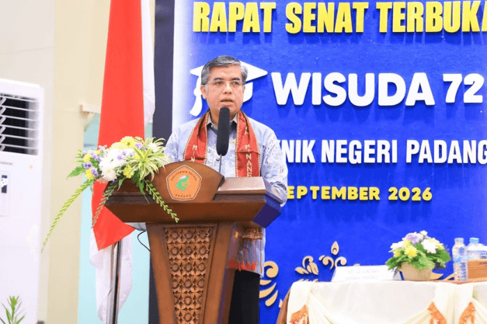 Menteri Ketenagakerjaan Yassierli saat memberikan Orasi Ilmiah di Politeknik Negeri Padang.