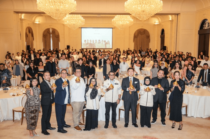 Menekraf Teuku Riefky Harsya bersama penerima Golden Swirl Awards 2026