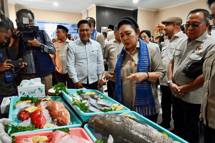 Titiek Soeharto mengamati kualitas produk perikanan di BPPMHKP Bali