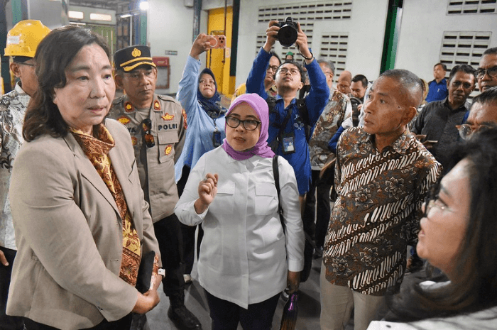 Siti Mukaromah meninjau pabrik pengolahan CPO PT BEST Semarang