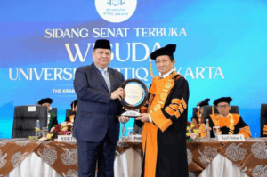 Nilai Qur’ani dalam Ekonomi, Pesan Airlangga kepada Wisudawan