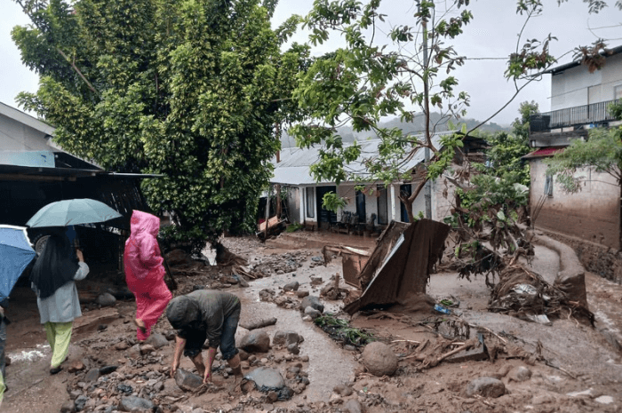 Banjir bandang Solok merusak rumah dan fasilitas di Nagari Batang Barus
