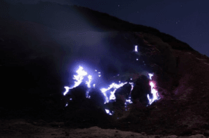 Blue Fire Papandayan Muncul, Gas Vulkanik Berbahaya Masih Mengintai