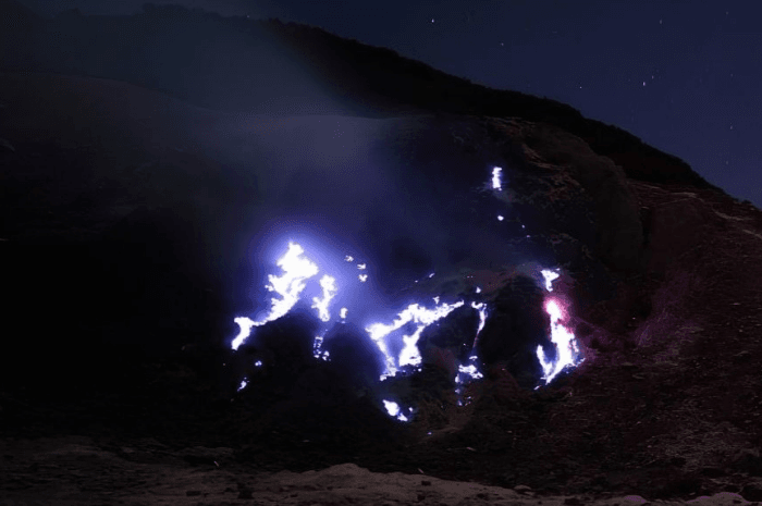 Blue fire Papandayan muncul di Kawah Manuk pada September 2026