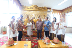 Baju Bodo dan Bosara Meriahkan Perayaan Hari Pelanggan Nasional di Bank Mega Makassar