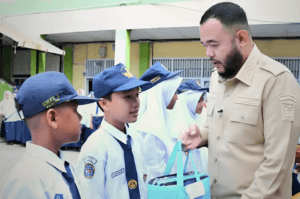 Bantuan Seragam Gratis Diserahkan Pemkot Padang untuk 103 Siswa Kurang Mampu