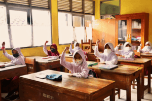 Kemenag: Madrasah dan Pesantren di Zona Erupsi Krakatau Wajib Sediakan Masker Standar