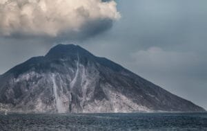 Gunung Anak Krakatau Siaga Level 3, Hujan Abu Vulkanik Selimuti Lampung hingga Jabodetabek