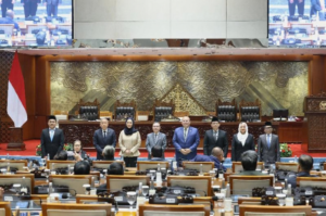 Lima anggota Dewan Pengawas LPP RRI periode 2026-2031 bersama pimpinan DPR RI