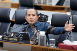 Riyono Salurkan Masker dan Tabung Oksigen untuk Warga Terdampak Karhutla