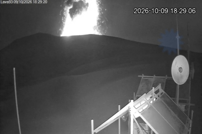 Aktivitas erupsi Gunung Anak Krakatau di Selat Sunda pada 9 Oktober 2026