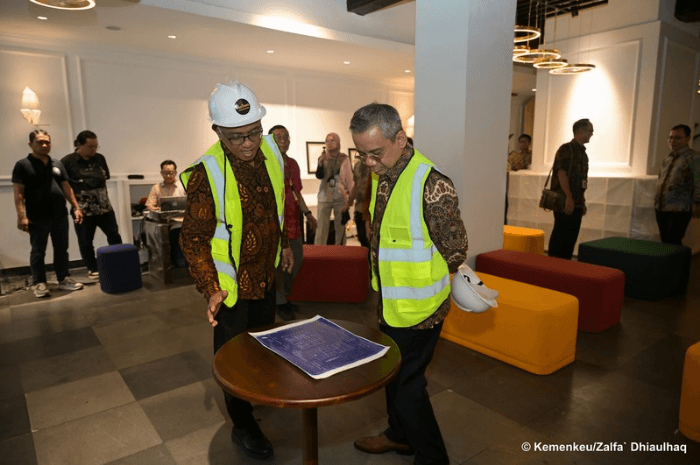 Menteri Keuangan Suahasil Nazara mengunjungi Perpustakaan Kemenkeu di Gedung A.A. Maramis