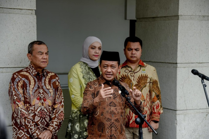 antrean kendaraan di SPBU atau Menteri ESDM Bahlil Lahadalia saat memberikan keterangan kepada media.