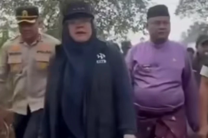 kegiatan Bupati Siak Afni Zulkifli menanam bibit pohon pulai dan petai di lahan gambut bekas kebakaran kawasan Industri Tanjung Buton.