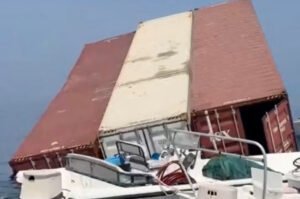 Dua Kapal Niaga Tenggelam di Dekat Selat Hormuz akibat Serangan Proyektil