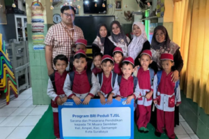 BRI Surabaya Kertajaya Salurkan Bantuan Sarana Pendidikan ke TK Muara Sembilan