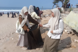 300 Santri Ponpes Darul Qur’an Wal Irsyad Gelar Aksi Bersih-bersih Pantai