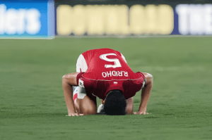 Sujud Syukur di Lapangan, Momen Spiritual Pesepak Bola Muslim