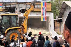 Penolakan Tak Digubris, Bangunan Retail Modern di Pamekasan Dibongkar Warga